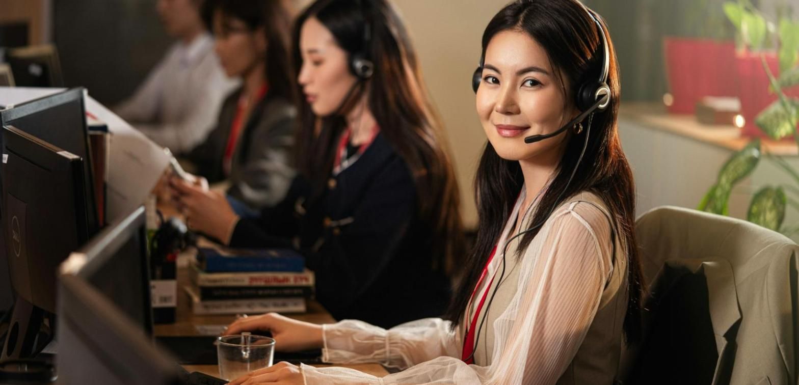 Técnica de soporte sonriendo con sus auriculares